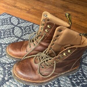 Brown Doc Martens boots men’s 9, women’s 10